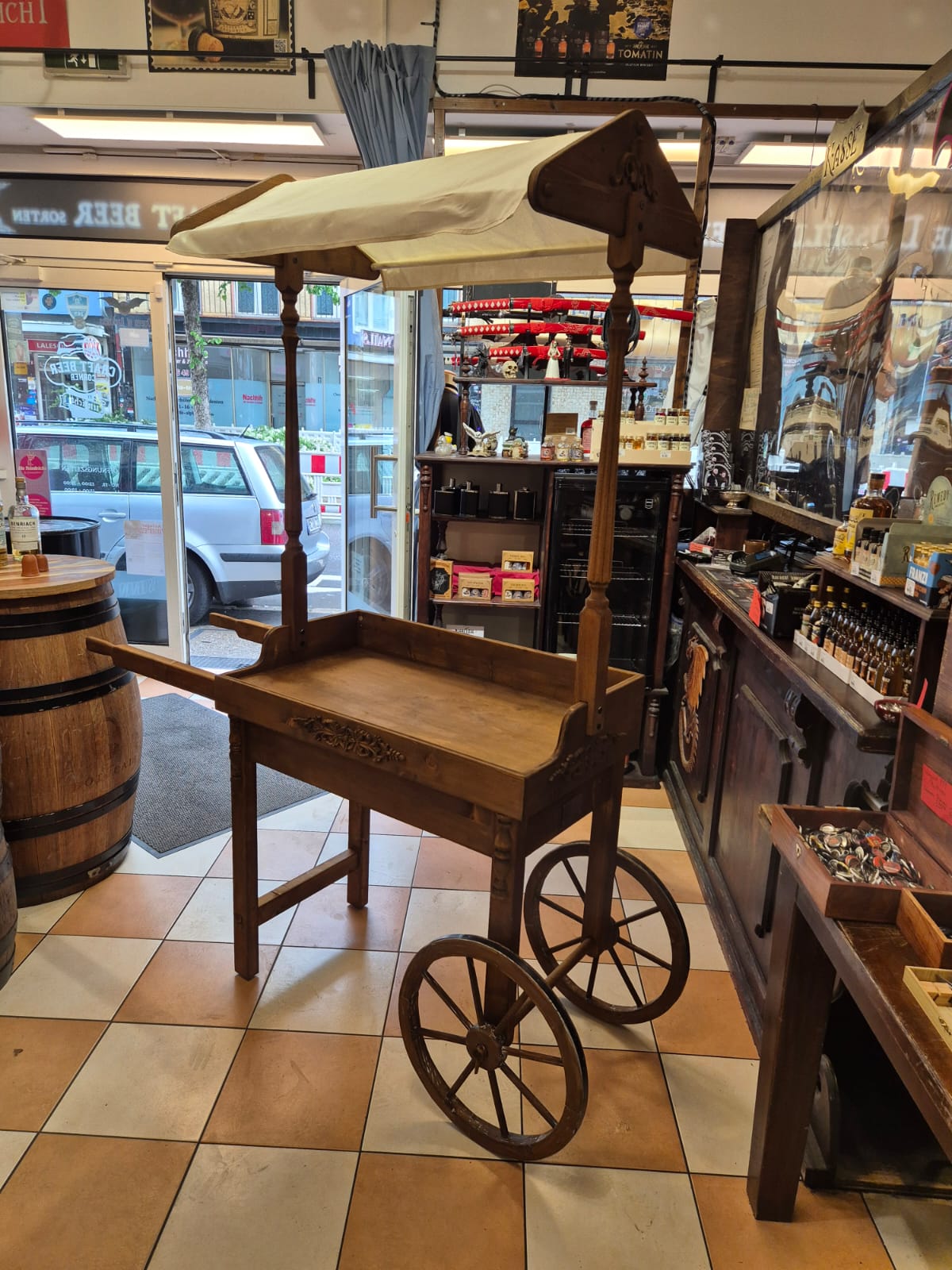 Handgefertigte Candy Bar aus Holz zur Präsentation von Waren in einem Geschäft